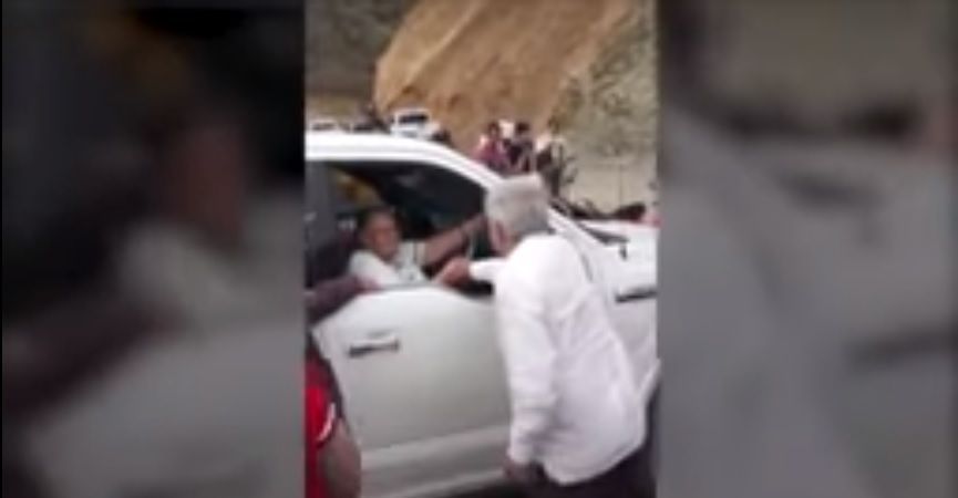 Video: AMLO se da apretón de manos con la mamá del Chapo Guzmán en Badiraguato